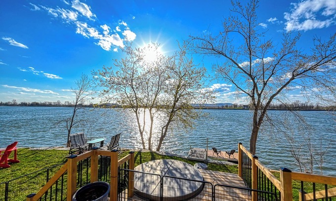 Saint-Mathias-sur-Richelieu Cabaña | Chalet Sunset by the Richelieu River : Waterfront Views, Tranquility & Comfort