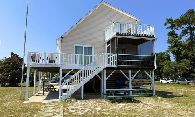 Colington Harbour Casa | CH219- 3 Bedroom Canal front Home with Private Dock and Kayaks!