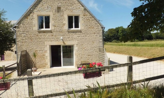 Saint-Germain-de-Varreville Cabaña | Entre el mar y el campo: Casa rústica con WiFi, BBQ, cercana a Utah Beach.