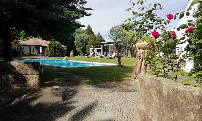 Santa Maria da Feira Chalet De Esquí | preciosa casa en una pequeña granja verde, piscina privada y cerca de las playas