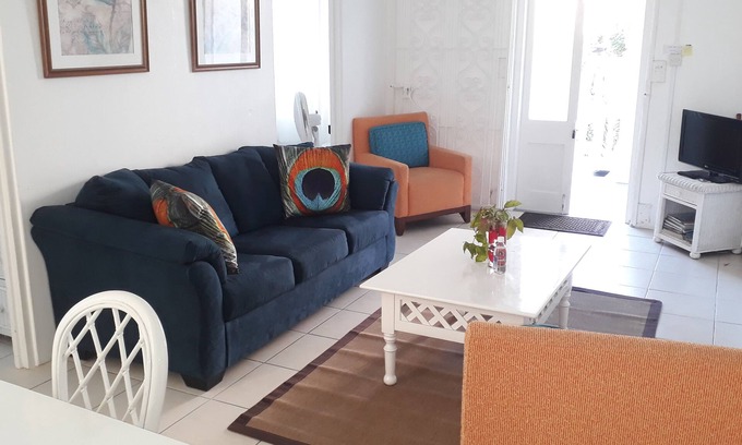 Maxwell Casa | Chadville Beach House Sleeps 1-4 / WiFi / On Beach / B'fast Basket / Water Incl