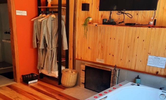 Santo Antonio do Pinhal Chalet De Esquí | Chalé Cedro com Hidromassagem, Lareira e Espaço de Fogueira