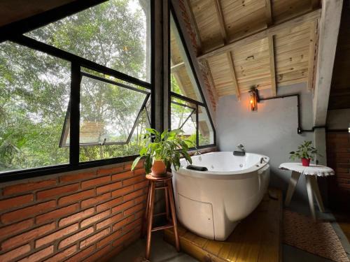 Garopaba Chalet De Esquí | Chalé com Hidro em Garopaba há 100m da cachoeira