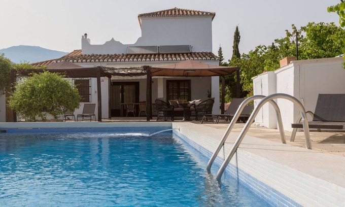 Estepona Chalet De Esquí | CHALET CON PISCINA A 1KM DEL CENTRO URBANO PARA 8 PERSONAS