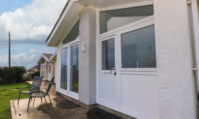 Horton Cabaña | CHALET 22, family friendly, country holiday cottage in Port Eynon