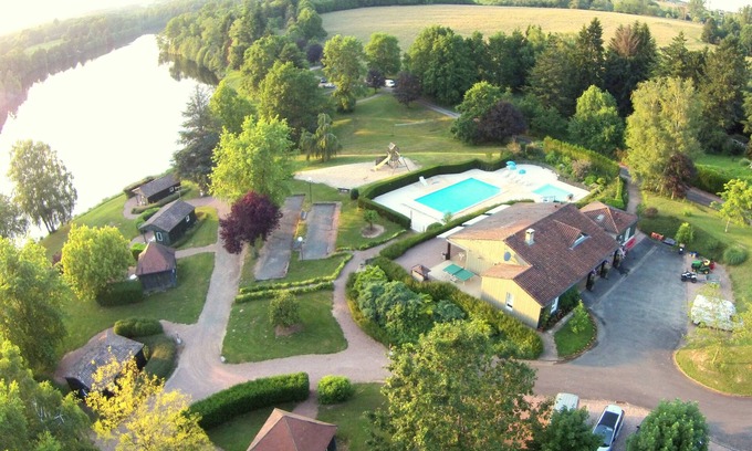 Mialet Chalet De Esquí | CHALET A LO LARGO DEL LAGO, VERDE Périgord, piscina, descanso tranquilo y perfecto.