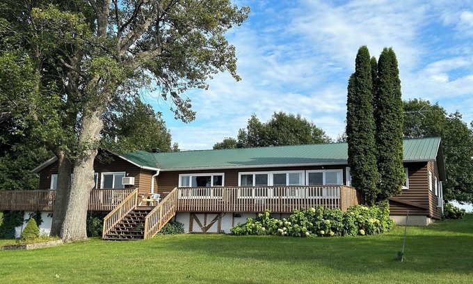 Dundee Cabaña | Chalet Beauly, panoramic views of St.Lawrence River from a Heritage Property
