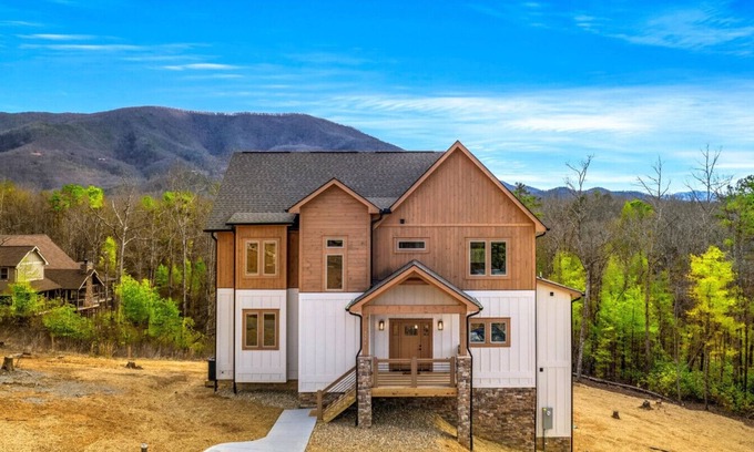 Gatlinburg - Pigeon Forge Apartamento | Chalet Bellemont: View, Heated Swim Spa, Game Room