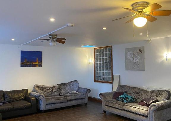 Luton Casa | Chalet Bungalow sleeps 14 8mx7m lounge Authorised events welcomed Extra Rates apply