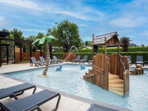 Municipality of Veldhoven Chalet De Esquí | Chalet by Pond in Holiday Park