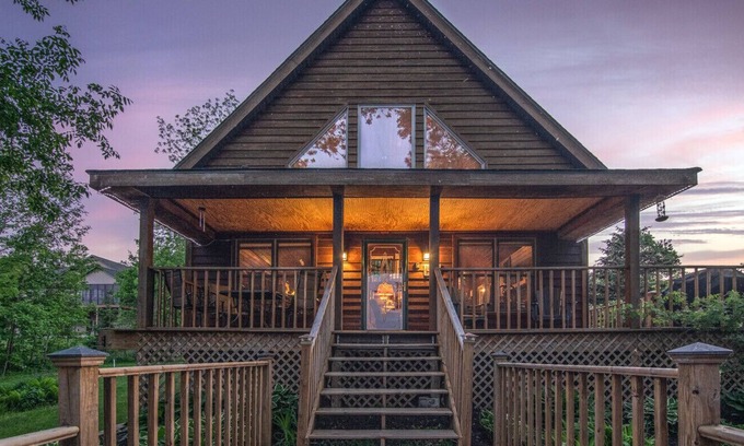 Turtle Lake Cabina | Chalet Cabin, Premier Lake, Hot tub, Sleeps 8, 1600 sq Ft., 3 bedroom, 2 bath