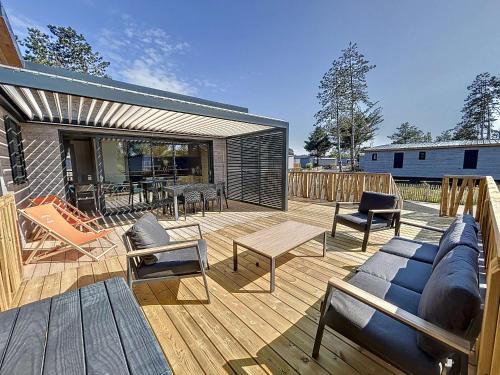 Jullouville Chalet De Esquí | Chalet de standing 6 pers - Piscine chauffée - Proche plage - WIFI - Parking - Terrasse privée - FR-1-361-476