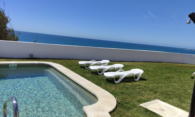 Conil de la Frontera Chalet De Esquí | Chalet "El Cantil" junto a la playa con piscina.