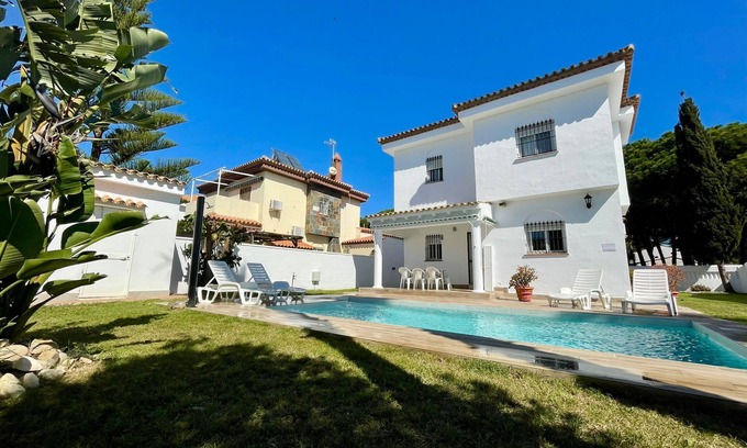 Chiclana de la Frontera Chalet De Esquí | Chalet Edén Azul, con piscina privada.