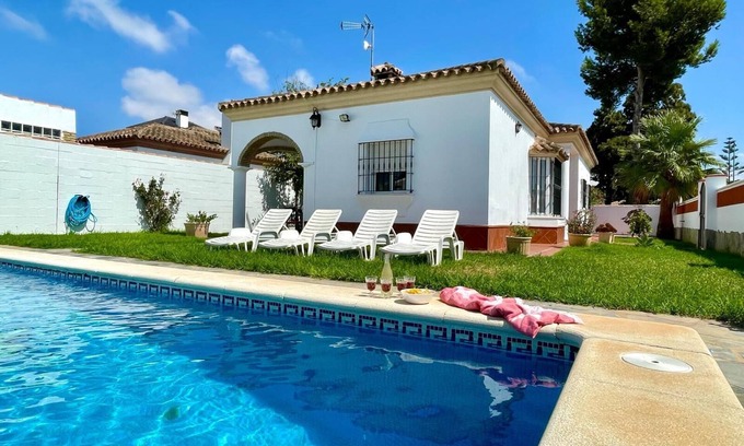 Los Gallos-Cerromolino Casa | Chalet Manku, con piscina privada