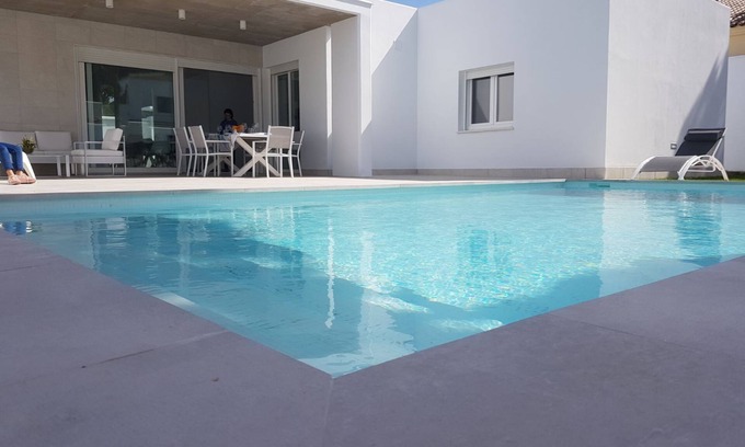 Los Gallos-Cerromolino Chalet De Esquí | CHALET ARRILUZE A 2 KM DE LA PLAYA DE LA BARROSA