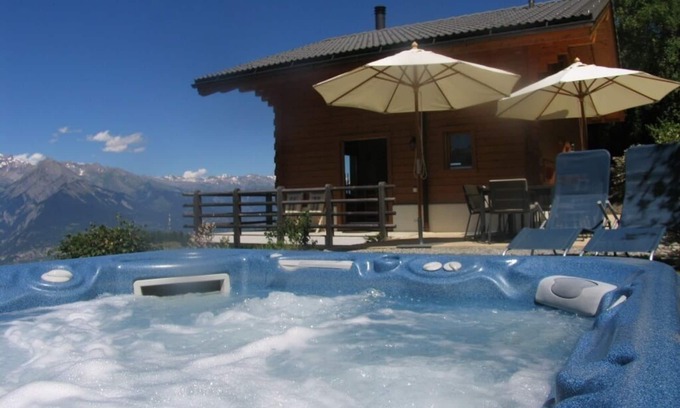 Saint-Pierre-de-Clages Chalet De Esquí | Chalet Etoile- superb view- with jacuzzi, walking distance village