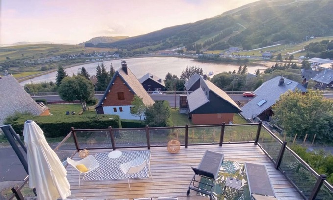 Besse-et-Saint-Anastaise Chalet De Esquí | Super-Besse resort - Chalet completo renovado con vista dominante ♡