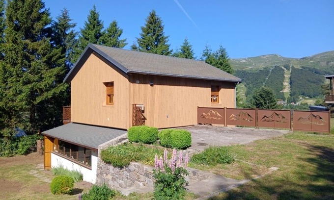 Besse-et-Saint-Anastaise Chalet De Esquí | Chalet TIMYARI-Renovated -Cosy-Terrace-Parking-Sauna-Mountain view-Wi-fi