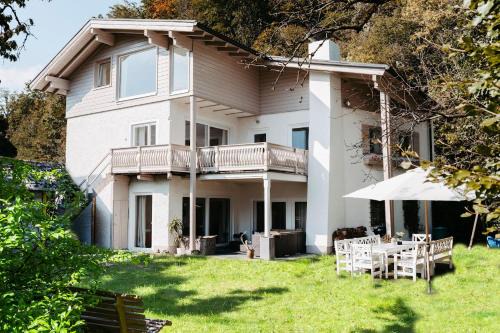 Golling an der Salzach Casa | Chalet Happy Family, secluded location, 15 min to salzburg and just short to t lakes sound of music, BBQ&bikes&sunbeds for free, up to 14p