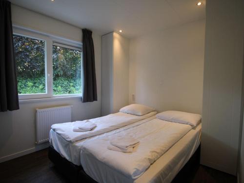 De Bult Casa | Chalet in De Bult by the pond