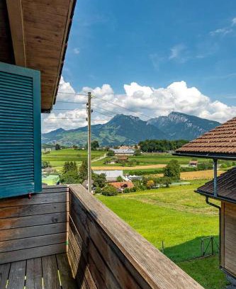 Spiez Apartamento | Chalet In The Countryside Kitchen Parking Lot