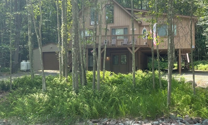 Lake Ariel Casa | Chalet in the poconos with a Golf Course, lake and beach in a gated community