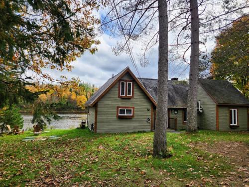Mauricie Chalet De Esquí | Chalet L'Apéro des Chutes - Spa, détente & nature au bord de l'eau en Mauricie