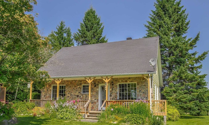 Sainte-Anne-du-Lac Cabaña | Chalet la Boréale - Tranquility by the lake!