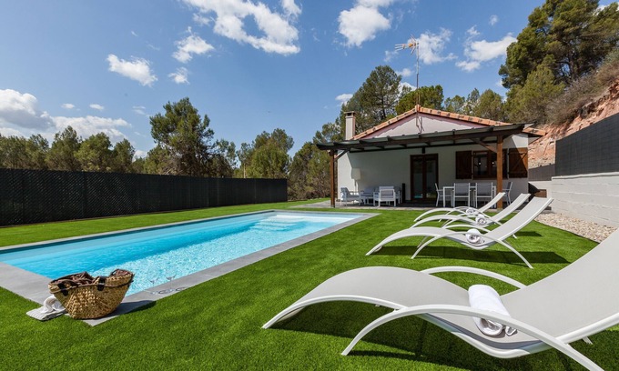 Castellnou de Bages Chalet De Esquí | Chalet 'Les Roques' con vistas a la montaña, Wi-Fi y aire acondicionado