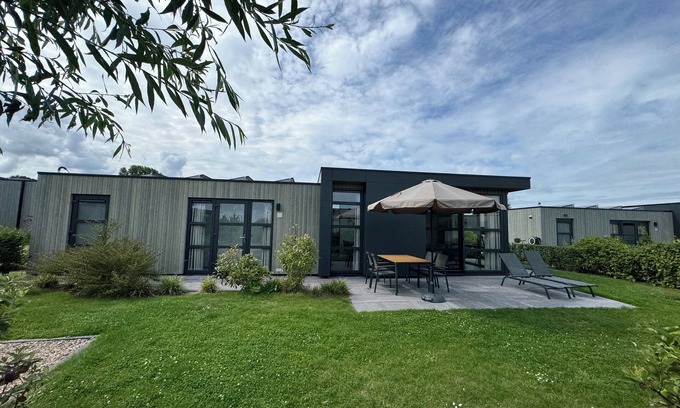 Enkhuizen Casa | Chalet Meeresruhe: Detached beach chalet with a view of the IJsselmeer