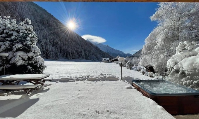 Chamonix-Mont-Blanc Chalet De Esquí | Chalet Melusine Big Chalet w Spa Pool, Sauna, Huge Terrace, Views & Privacy!