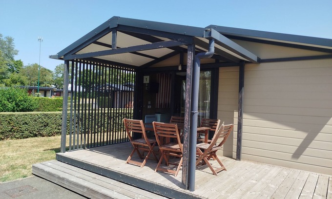 Evron Chalet De Esquí | Chalet Morea, in a small campsite close to shops