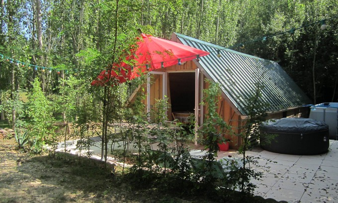 Fosses-et-Baleyssac Chalet De Esquí | Chalet on the edge of a wood for a nature break! Pets welcome!