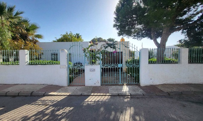 Roquetas de Mar Chalet De Esquí | Chalet reformado ideal para familias, con jardín, a 3 minutos a pie de la playa
