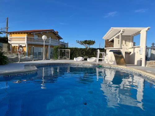 Miengo Casa | Chalet Robayera a línea de playa