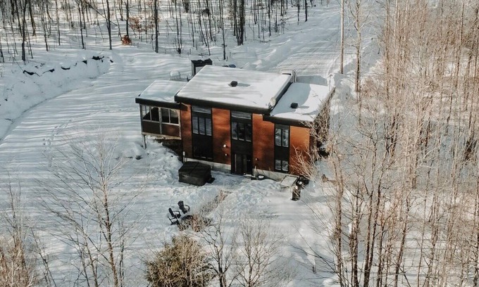 Chertsey Chalet De Esquí | Chalet Röcka with hot tub and lake access!