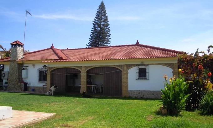 Sanlucar la Mayor Casa | Casa con jardín, ideal para familias.