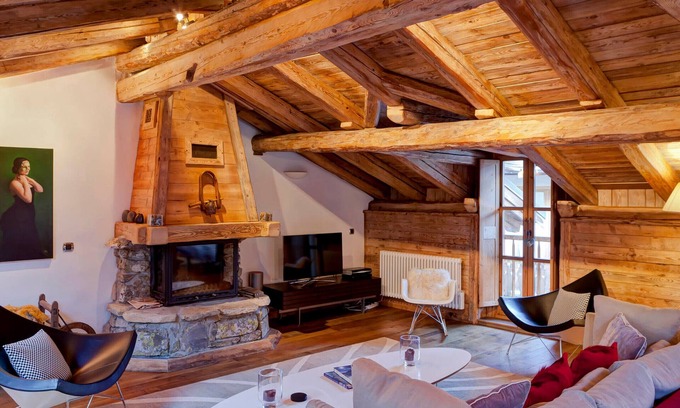Le Praz Chalet De Esquí | Casa impresionante en el centro del pueblo con proximidad a pistas, ideal para 8 personas.
