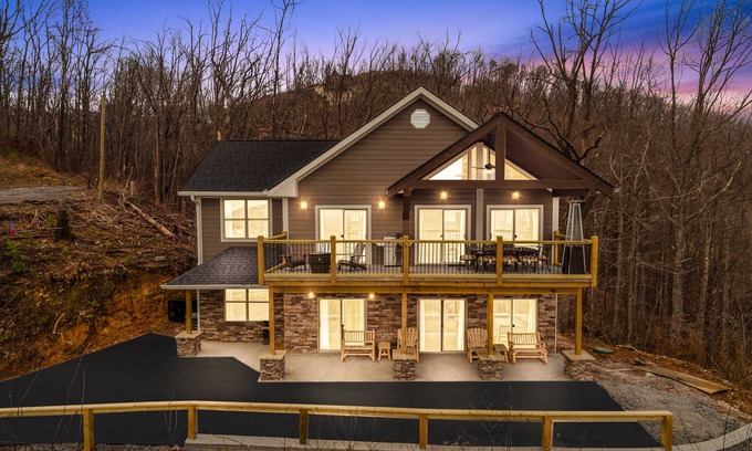 Chalet Village North Cabina | Chalet Village Cabin! 3 King Suites, Hot Tub, INSANE Views & Fire Pit