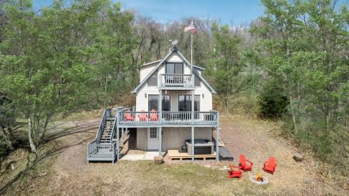 Romney Casa | Chalet w Hot Tub Fire Pit Deck Grill & Games