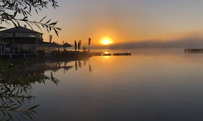 Giethoorn Chalet De Esquí | Chalet with a view of lake the Wiede