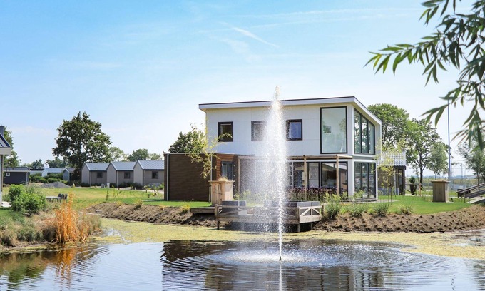 Oost-Graftdijk Casa | Chalet with four bedrooms, two bathrooms and a jetty