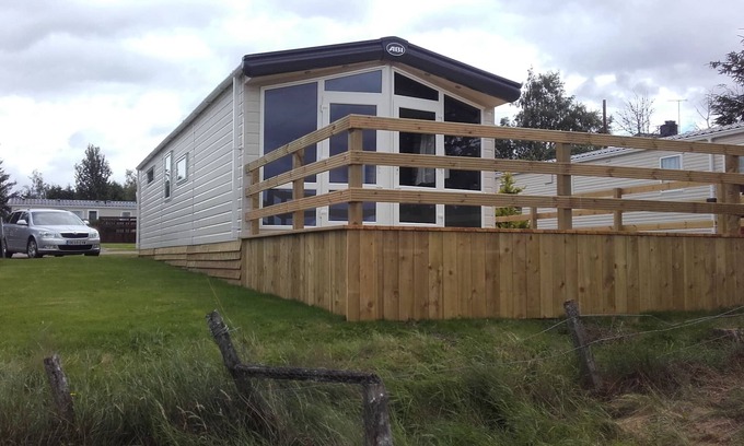 Boat of Garten Casa | Un modelo de chalet de 2016 con bañera de hidromasaje 'JUNO y hermosas vistas sin obstáculos.