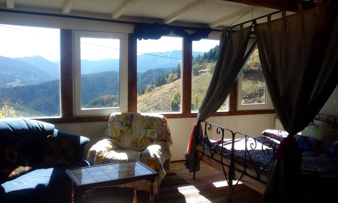 Chepelare Chalet De Esquí | Chalet Zornica es una vista buildingThe piedra 250old desde las habitaciones es impresionante