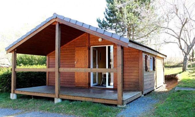 Treignat Cabaña | Chalets familiaux indépendants avec terrasse et jeux pour enfants dans un camping 2 étoiles
