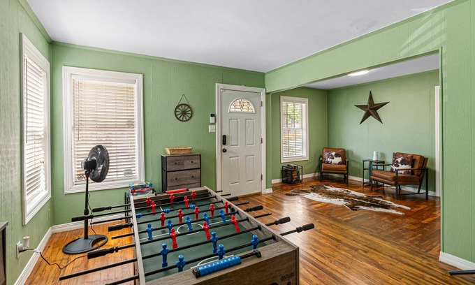 Central City Casa | Chalk Wall+Horseshoes+Foosball+BBQ+Covered Patio w/lights+Games+Coffee+Pancakes
