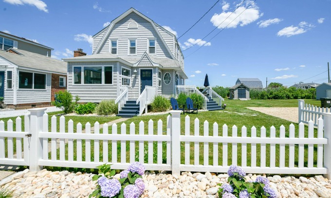 Saybrook Manor Casa | Chalker Beach House Steps to the Water!