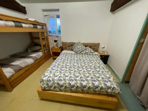 Confolens Cama Y Desayuno | chambre 4 personnes avec entrée indépendante , grand parking, salle de bain, wc