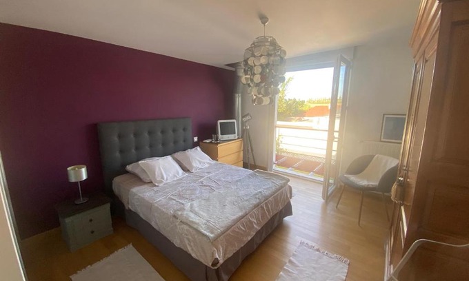 Bourges Casa | Chambre avec salle de bain privée à l étage dans ma maison